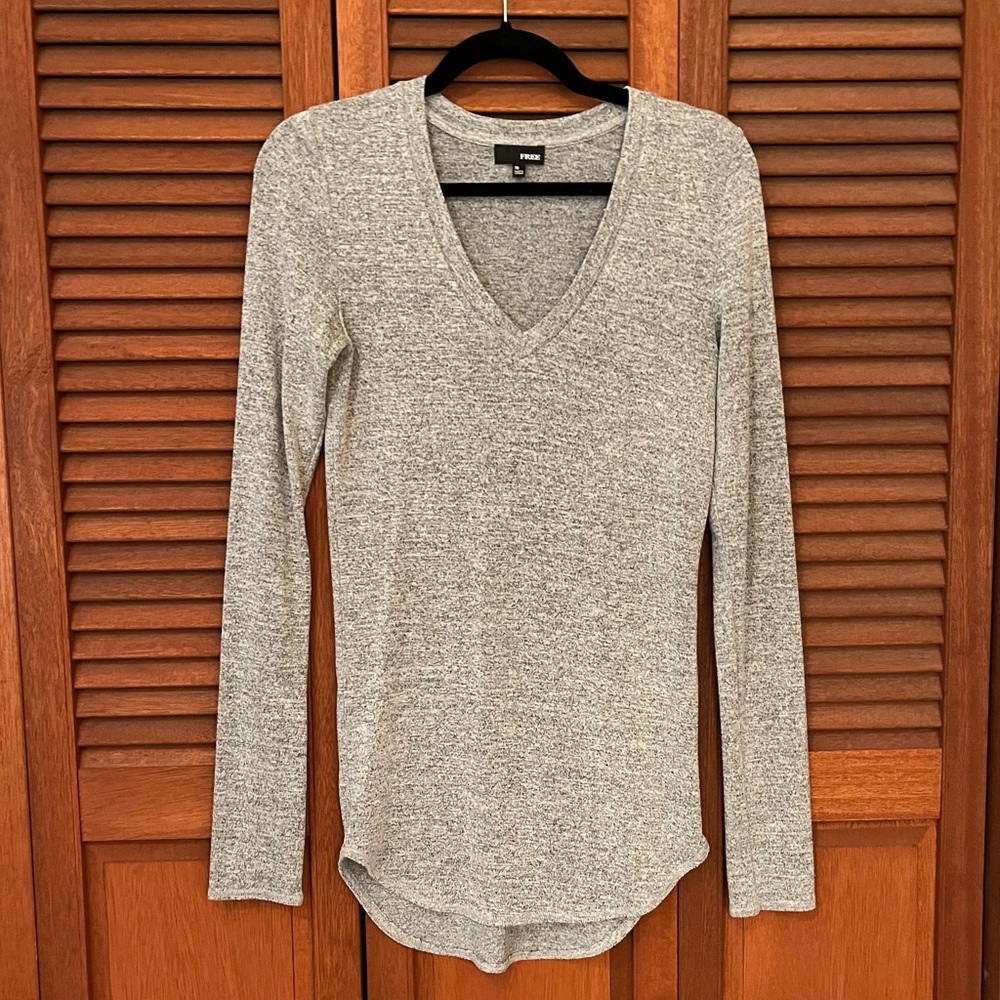 Aritzia Wilfred Free long sleeve V-neck shirt